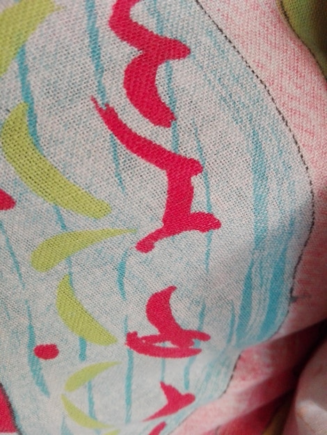 Вышитый узор на полотне